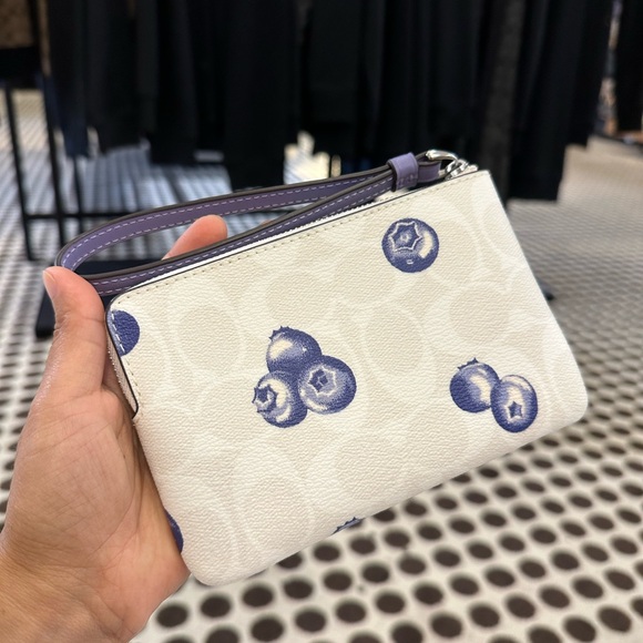 NWT Coach Corner Zip Wristlet In Signature Canvas With Blueberry Print - Picture 2 of 5